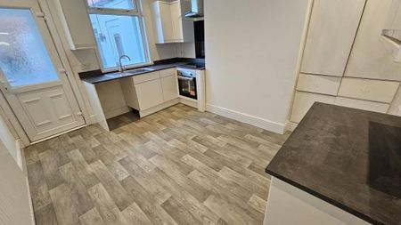 2 bedroom terraced house to rent - Photo 4