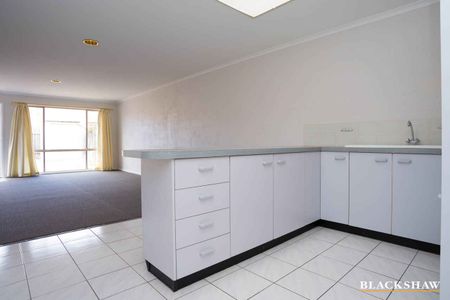 Single level, three bedroom townhouse - Photo 4