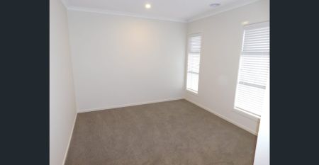 FOUR BEDROOM FAMILY HOME WITH LANDSCAPED GARDENS - Photo 3