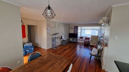 Beautiful 3 Bedroom family home - Photo 4