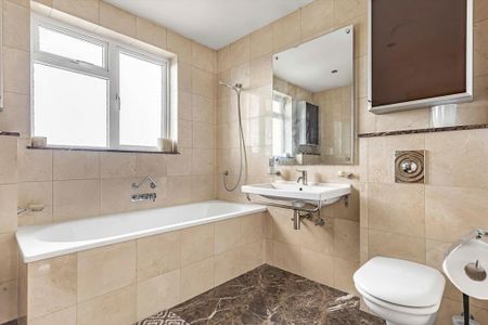 3 bedroom flat to rent - Photo 4