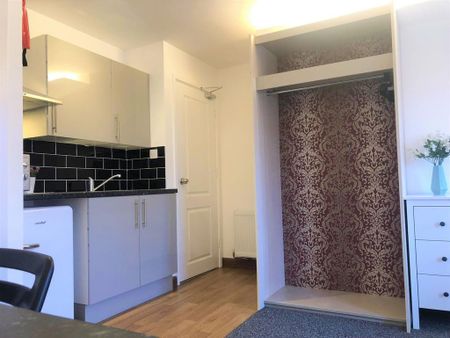 Studio to rent - Photo 2