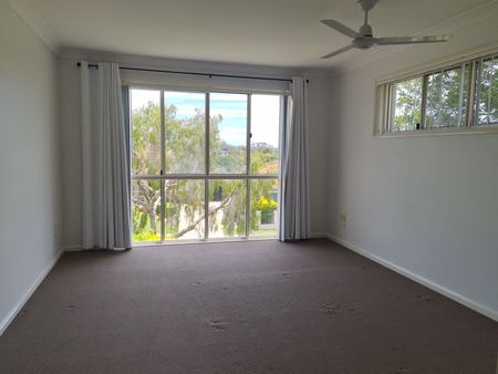 SPACIOUS FOUR BEDROOM FAMILY HOME LOCATED IN THE PRESTIGE 'SOMERSET ESTATE' MUDGEERABA - Photo 3