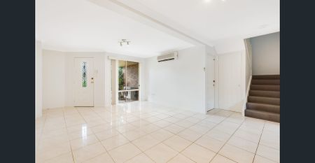 THREE BEDROOM TOWNHOUSE - Photo 4