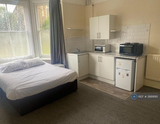 1 bedroom in a house share to rent - Photo 1