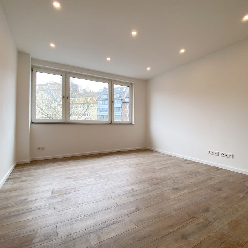 Stadtmitte! Sanierte 2 Zimmerwohnung mit Küche, Diele, Bad und Balkon! - Photo 1