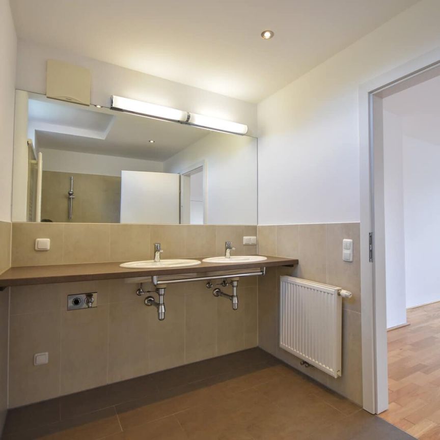 Helle 5-Zimmer-Wohnung mit Westbalkon, Klimaanlage und Tiefgarage - Photo 1