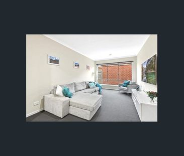 Modern, Bright & Perfectly Positioned Family Home - Photo 2