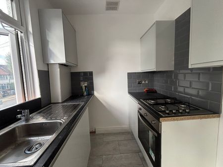 3 Bed Flat, Burnley Road, NW10 - Photo 2