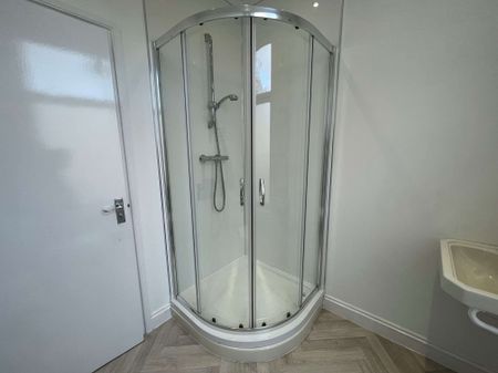 Quiet, modern and clean house share, close to town centre - Photo 2