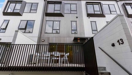 Stunning Townhouse - Photo 3