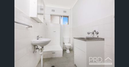 CHARMING ONE-BEDROOM UNIT - Photo 2