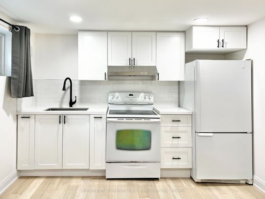 For Lease - 2 Pannahill Road Unit# Room 2, Toronto, Ontario - Photo 1