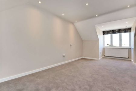 Stylish and contemporary throughout this townhouse benefits from a central location in the historic and picturesque village of Otford. - Photo 2
