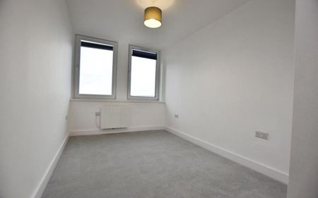 Ocean present this immaculate 2 double bedroom, 3rd floor flat, offered on an unfurnished basis with access to one allocated parking space. EPC D. Virtual Viewing is available. - Photo 5
