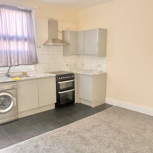 Shafton Place, LS11 - Photo 2
