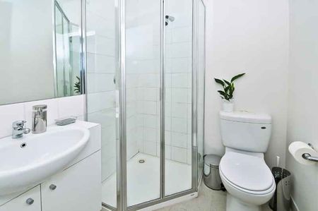 Room 11 (Ensuite) - Photo 4