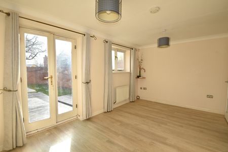 4 bedroom semi-detached house to rent - Photo 2
