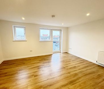 2 Bed, Flat - Photo 4