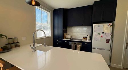 Sunny, Spacious & Super Handy - Photo 3