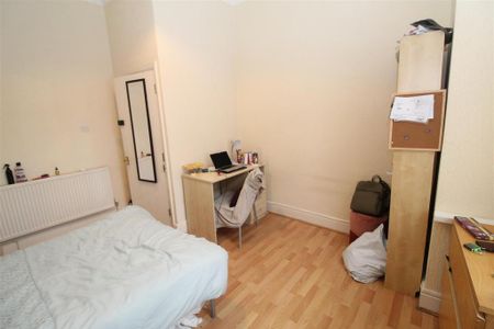 3 bedroom flat to rent - Photo 5
