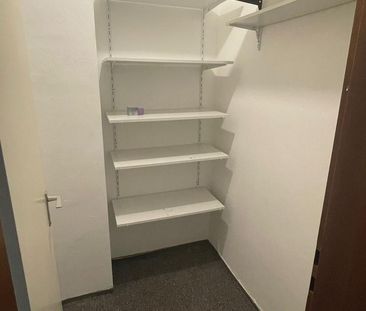 Modernisierte 2,5-Zimmer-Wohnung mit Balkon, neuem Bad undLaminat - Photo 1