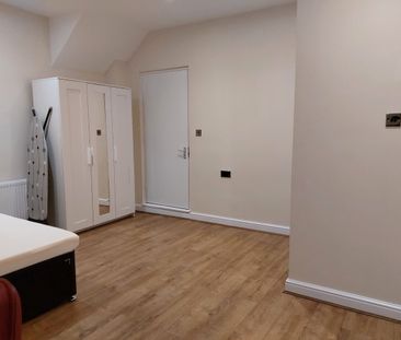 Room in a Shared House, Kenilworth Avenue, RG30 - Photo 1
