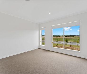 Stunning Nikenbah - Light, Bright & Airy + Ducted AC - Photo 6