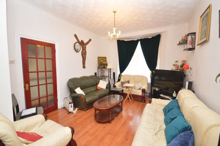 4 Bed Flat, St. Stephen's Road, E6 - Photo 2