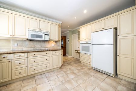 For Lease - 241 Forest Hill Road, Toronto, Ontario - Photo 2