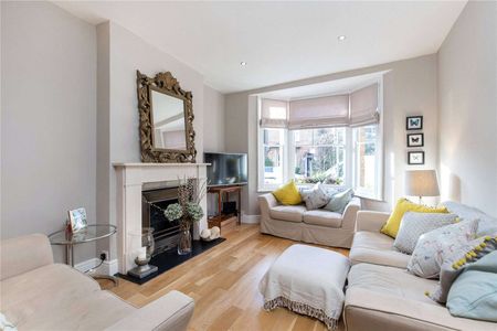 A beautifully presented four bedroom family period house in Wimbledon Town. - Photo 2