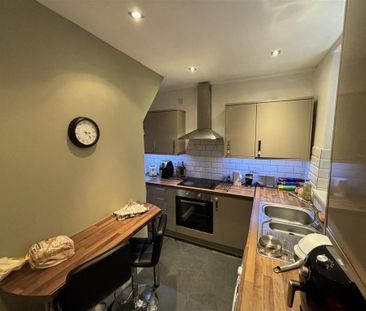 3 bedroom private hall to rent - Photo 3