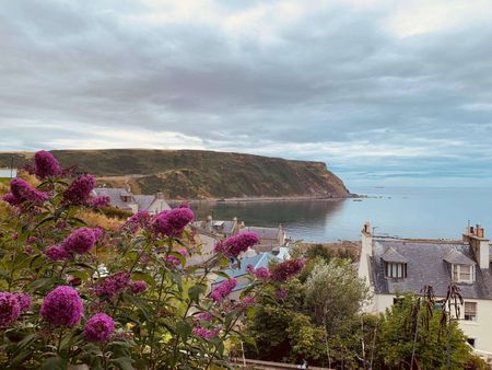 Stunning 4 bedroom detached property in the beautiful coastal town of Gardenstown. Available to lease on an unfurnished basis. Breathtaking views over the town - Photo 2