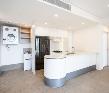 2 bedrooms plus study apartment with an uninterrupted water view! - Photo 5