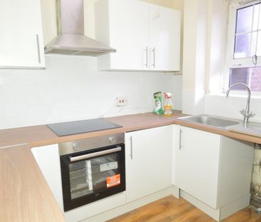 4 Bed Flat, Monkton House, E5 - Photo 4