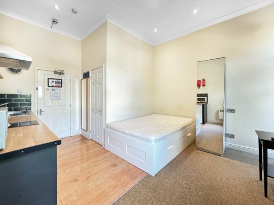 Front Right Room(Dali), Flat 8, 55/57 Cathedral Road, Cardiff CF11 9HD - Photo 1