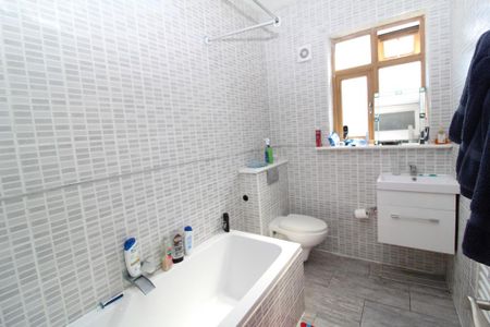 3 bedroom flat to rent - Photo 5