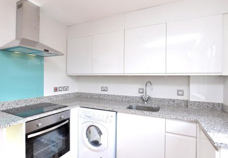 1 bedroom in a flat share to rent - Photo 3