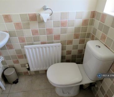 3 bedroom semi-detached house to rent - Photo 3