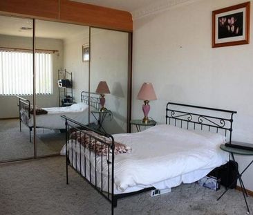 Spacious 4 Bedroom Home - Photo 4