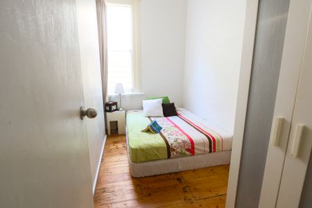 FANTASTIC SIX BEDROOM HOUSE - Photo 3