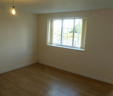 2 bedroom Flat To Let - Photo 4