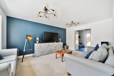 4 bedroom detached house to rent - Photo 3