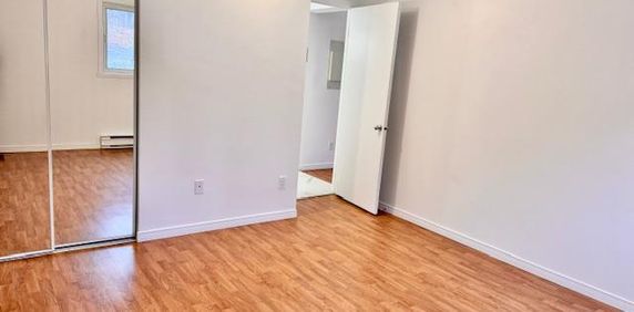 MAGNIFIQUE 3 1/2 frais rénové - LV, LS, internet , gym - Photo 2