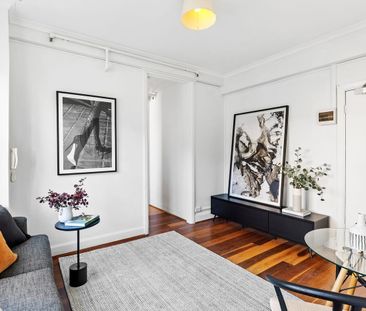 Bright Art Deco apartment in a vibrant city setting - Photo 3