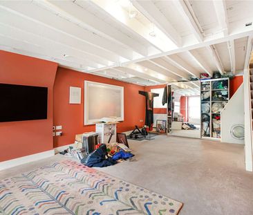 A classy four bedroom family home with excellent entertaining space. - Photo 6