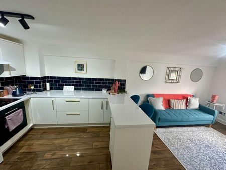 1 bedroom Flat To Let - Photo 3