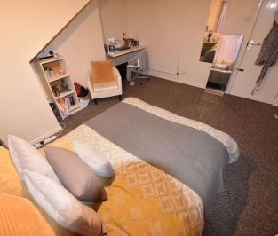 4 bedroom House in Cardigan Lane, Leeds - Photo 6