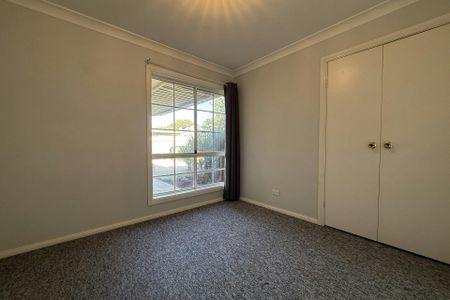 Charming Brick Home in Parkes - Photo 2