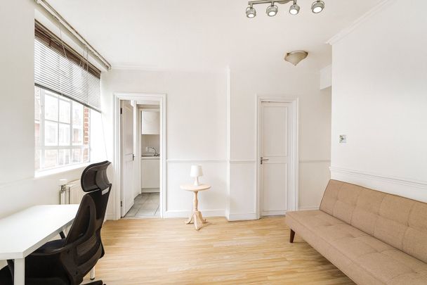 A well-presented one-bedroom apartment set within a prestigious portered block in the heart of Chelsea. - Photo 1